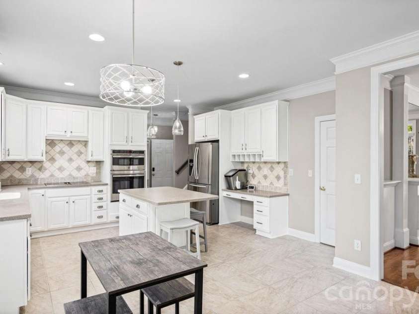 1911 Solway Lane, Charlotte, NC 28269.  MLS# CAR4428981, YatesRealty ID 54293. 
