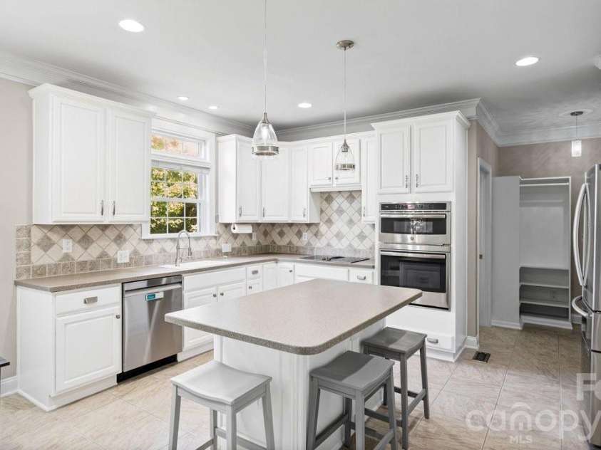 1911 Solway Lane, Charlotte, NC 28269.  MLS# CAR4428981, YatesRealty ID 54293. 