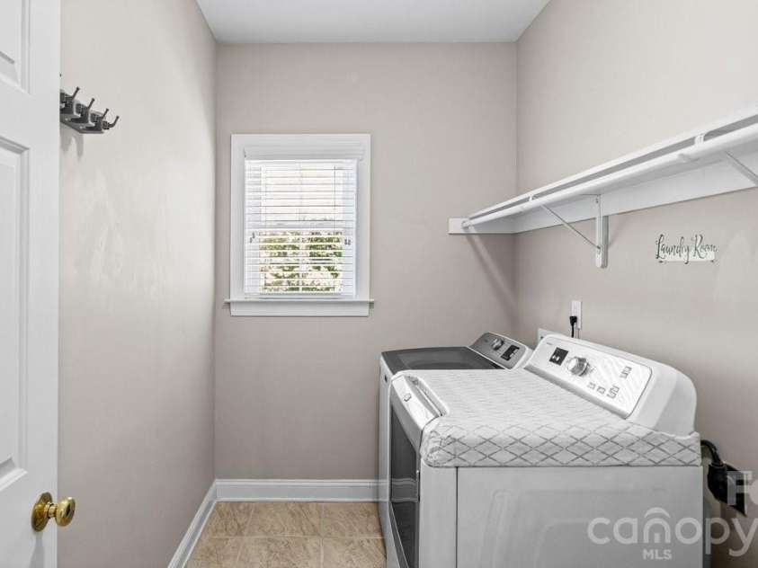 1911 Solway Lane, Charlotte, NC 28269.  MLS# CAR4428981, YatesRealty ID 54293. 