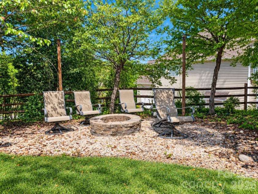 1911 Solway Lane, Charlotte, NC 28269.  MLS# CAR4428981, YatesRealty ID 54293. 