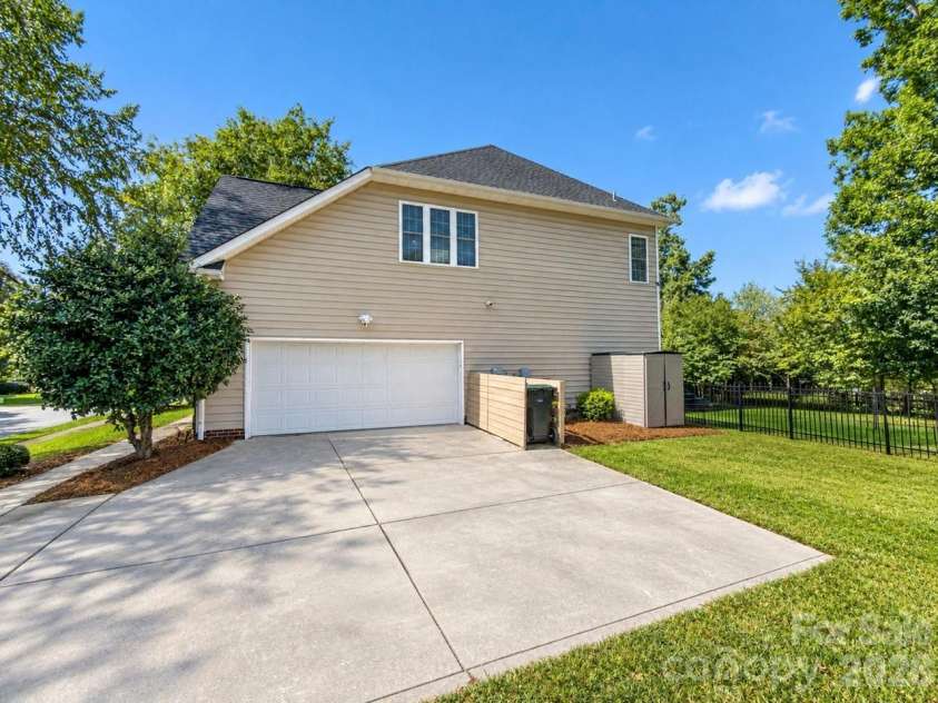 1911 Solway Lane, Charlotte, NC 28269.  MLS# CAR4428981, YatesRealty ID 54293. 