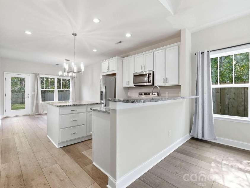 305 Harrison Street, Charlotte, NC 28208.  MLS# CAR4428943, YatesRealty ID 54298. Breakfast Bar