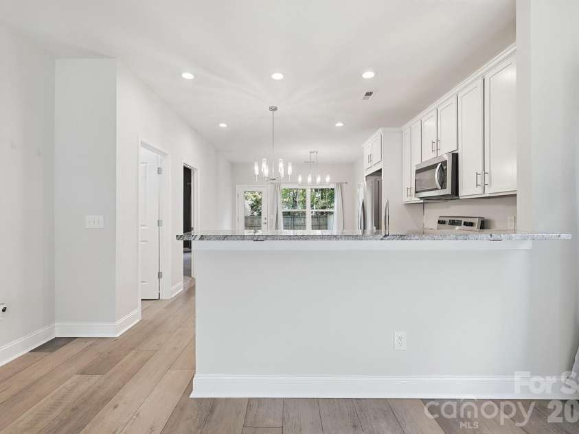 305 Harrison Street, Charlotte, NC 28208.  MLS# CAR4428943, YatesRealty ID 54298. Breakfast Bar