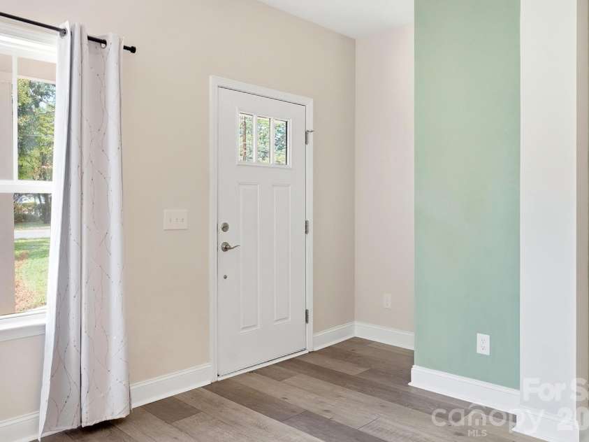 305 Harrison Street, Charlotte, NC 28208.  MLS# CAR4428943, YatesRealty ID 54298. Entryway