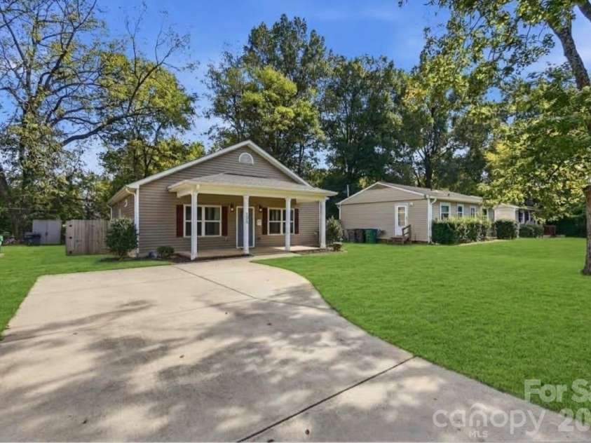 305 Harrison Street, Charlotte, NC 28208.  MLS# CAR4428943, YatesRealty ID 54298. Extended Driveway
