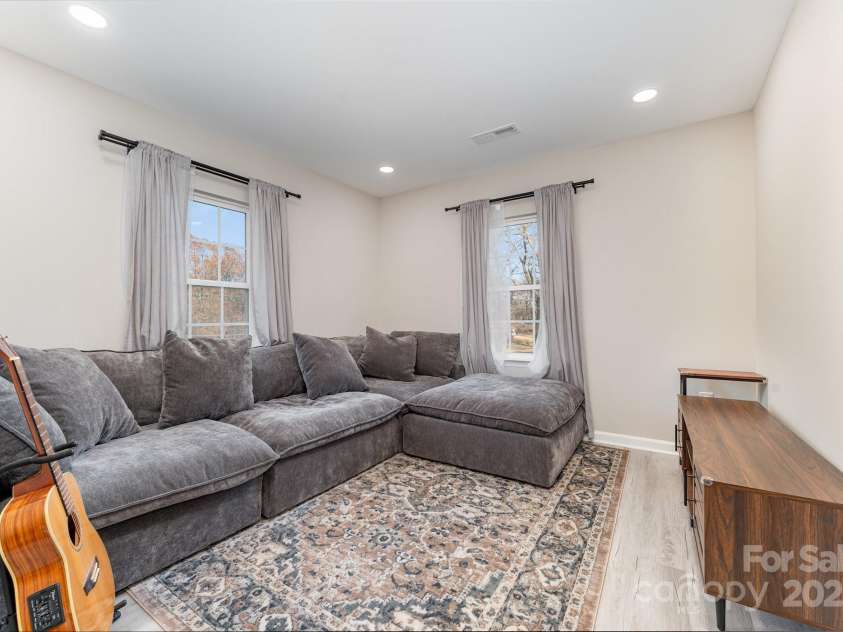 201 Hendrix Drive, Kernersville, NC 27284.  MLS# CAR4329781, YatesRealty ID 543. 