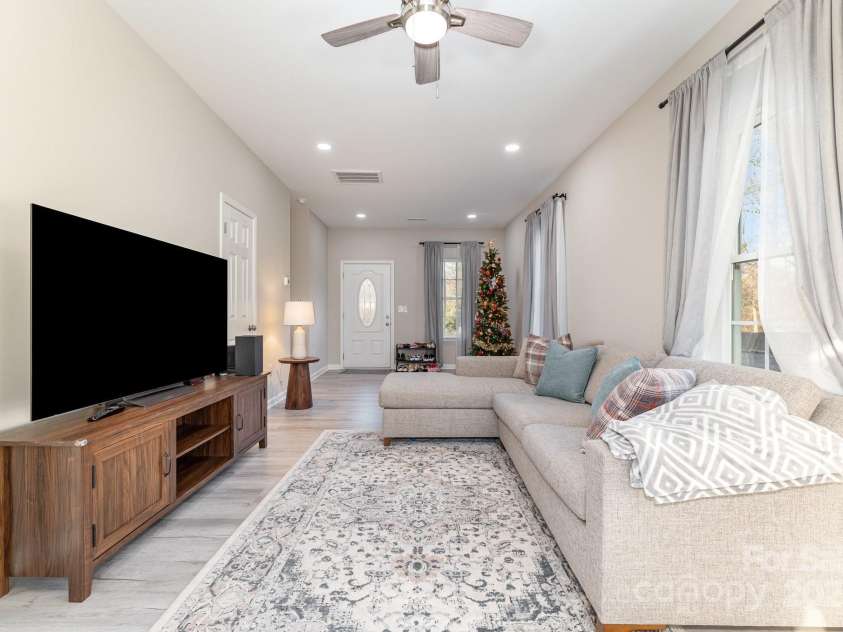 201 Hendrix Drive, Kernersville, NC 27284.  MLS# CAR4329781, YatesRealty ID 543. 