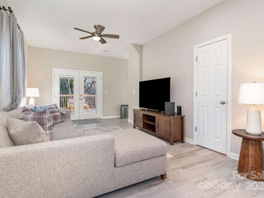 201 Hendrix Drive, Kernersville, NC 27284.  MLS# CAR4329781, YatesRealty ID 543. 