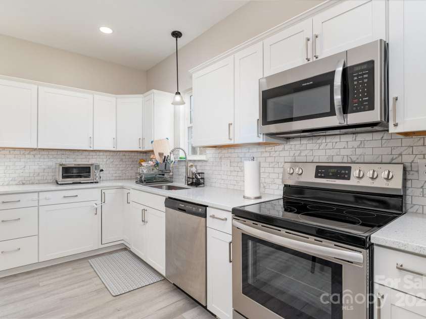 201 Hendrix Drive, Kernersville, NC 27284.  MLS# CAR4329781, YatesRealty ID 543. 