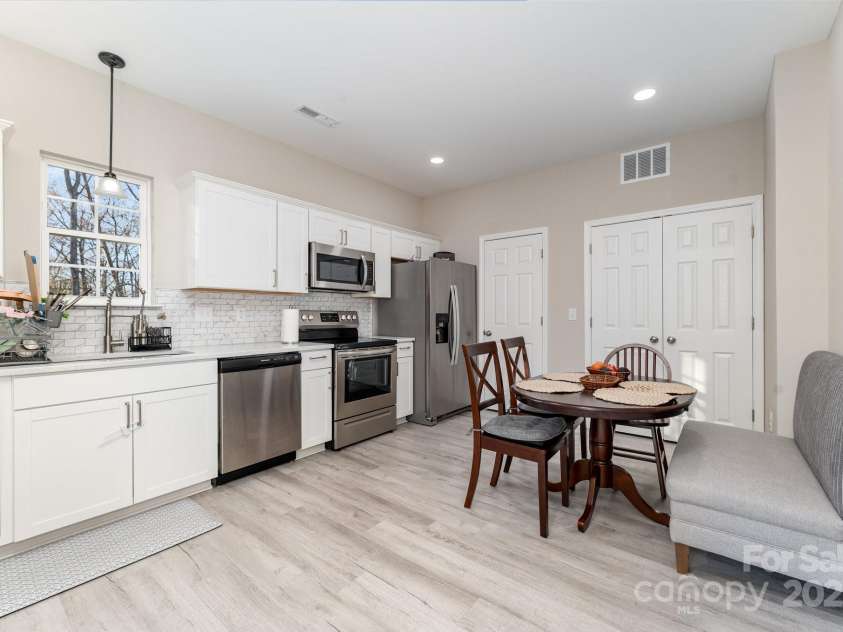 201 Hendrix Drive, Kernersville, NC 27284.  MLS# CAR4329781, YatesRealty ID 543. 