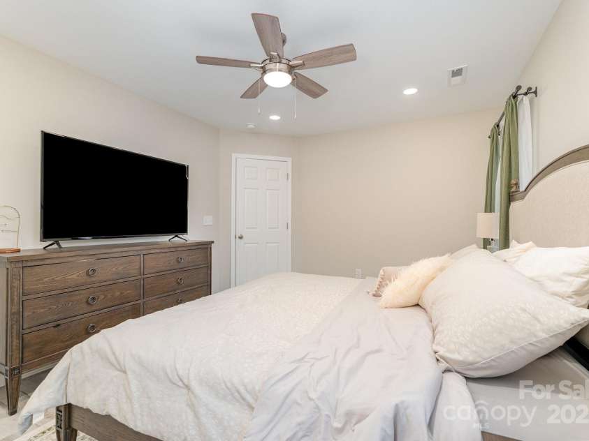 201 Hendrix Drive, Kernersville, NC 27284.  MLS# CAR4329781, YatesRealty ID 543. 