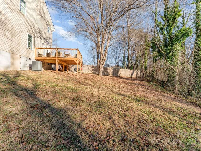 201 Hendrix Drive, Kernersville, NC 27284.  MLS# CAR4329781, YatesRealty ID 543. 