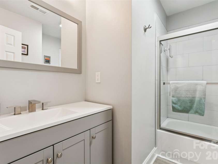 18819 Vineyard Point Lane, Cornelius, NC 28031.  MLS# CAR4428312, YatesRealty ID 54307. Bathroom 2