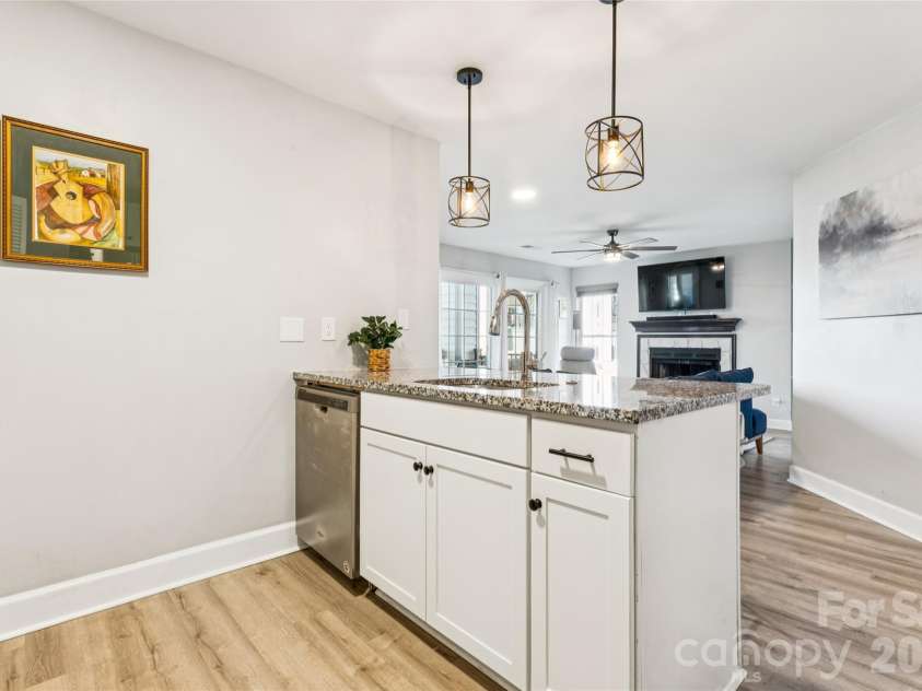 18819 Vineyard Point Lane, Cornelius, NC 28031.  MLS# CAR4428312, YatesRealty ID 54307. Kitchen