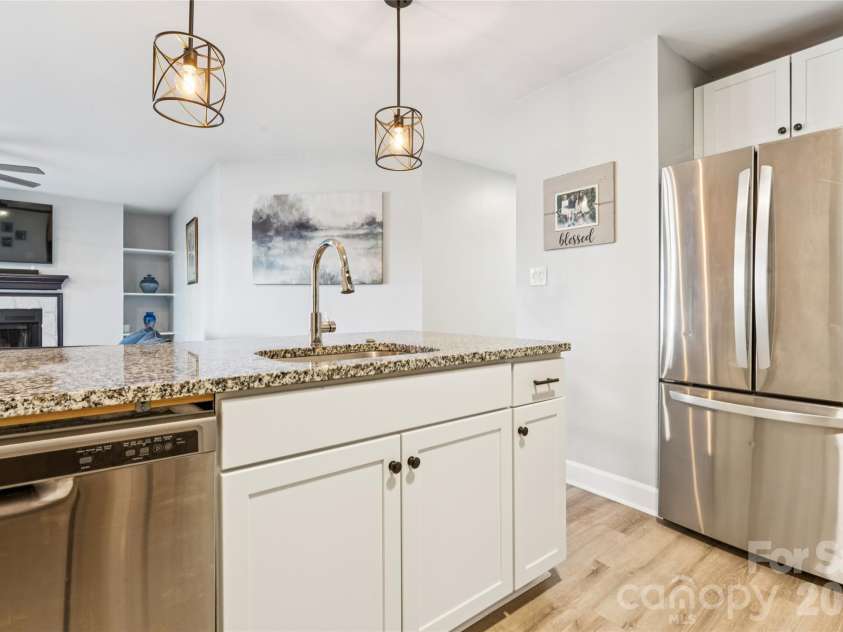 18819 Vineyard Point Lane, Cornelius, NC 28031.  MLS# CAR4428312, YatesRealty ID 54307. Kitchen with modern appliances