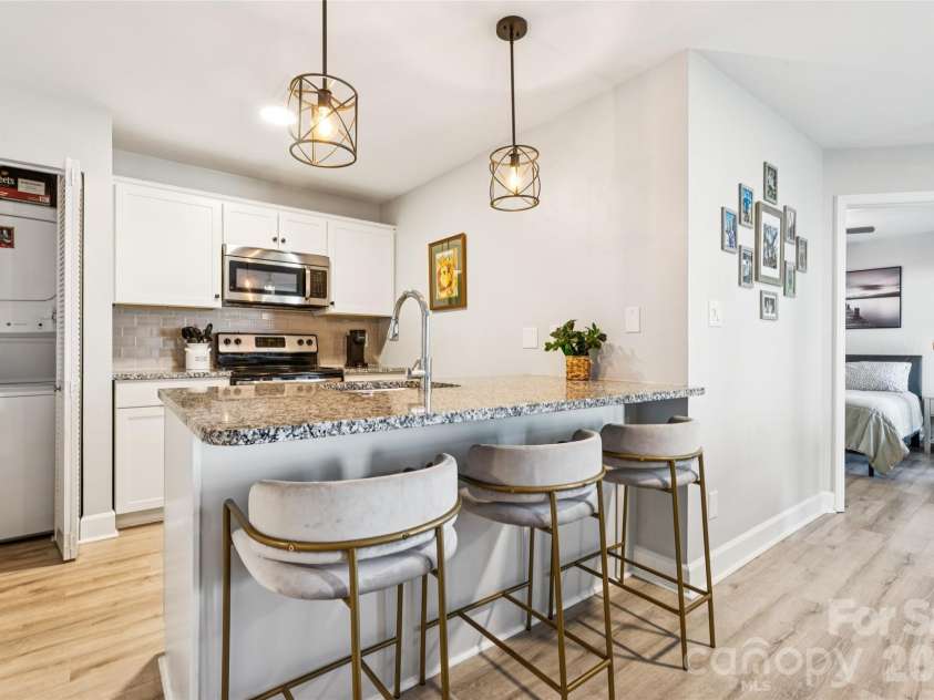 18819 Vineyard Point Lane, Cornelius, NC 28031.  MLS# CAR4428312, YatesRealty ID 54307. Kitchen with modern finishes
