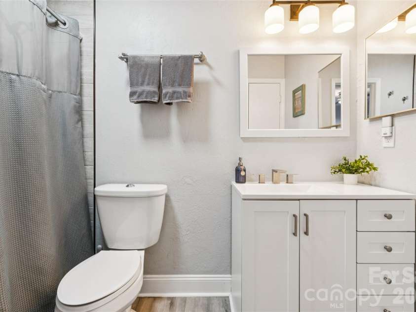 18819 Vineyard Point Lane, Cornelius, NC 28031.  MLS# CAR4428312, YatesRealty ID 54307. Primary bathroom