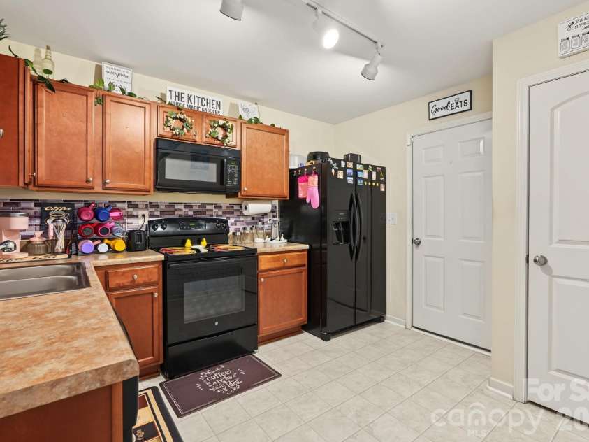 1319 Phil Oneil Drive, Charlotte, NC 28215.  MLS# CAR4427911, YatesRealty ID 54309. 