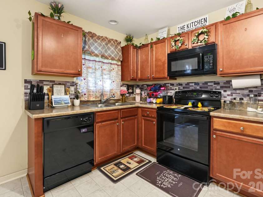 1319 Phil Oneil Drive, Charlotte, NC 28215.  MLS# CAR4427911, YatesRealty ID 54309. 
