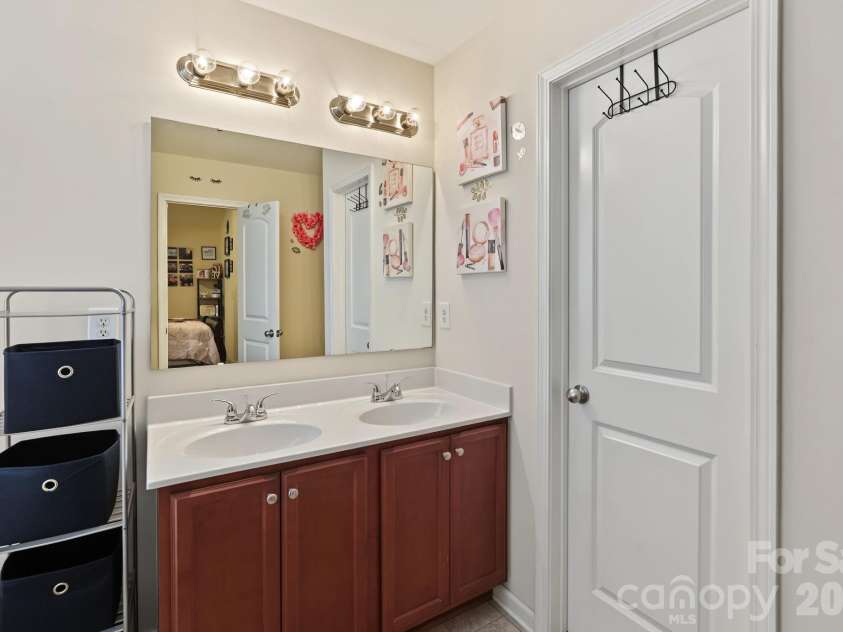 1319 Phil Oneil Drive, Charlotte, NC 28215.  MLS# CAR4427911, YatesRealty ID 54309. Orimary ensuite bath
