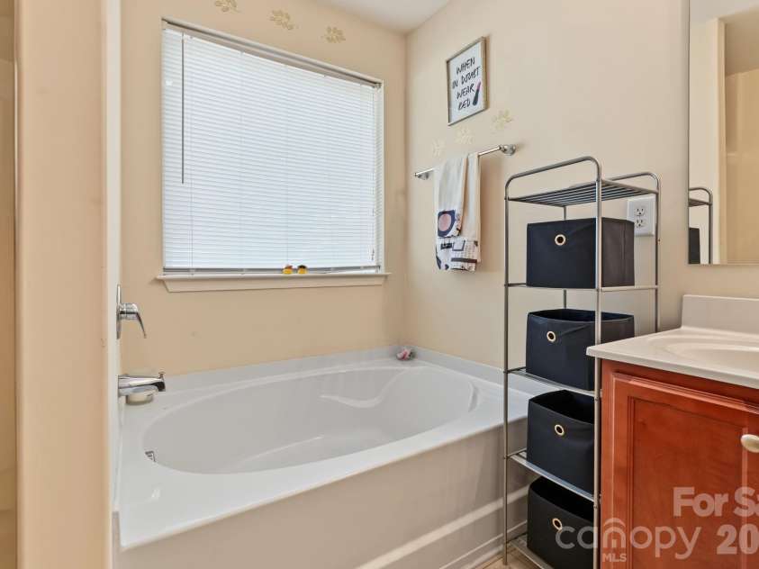 1319 Phil Oneil Drive, Charlotte, NC 28215.  MLS# CAR4427911, YatesRealty ID 54309. Orimary ensuite bath