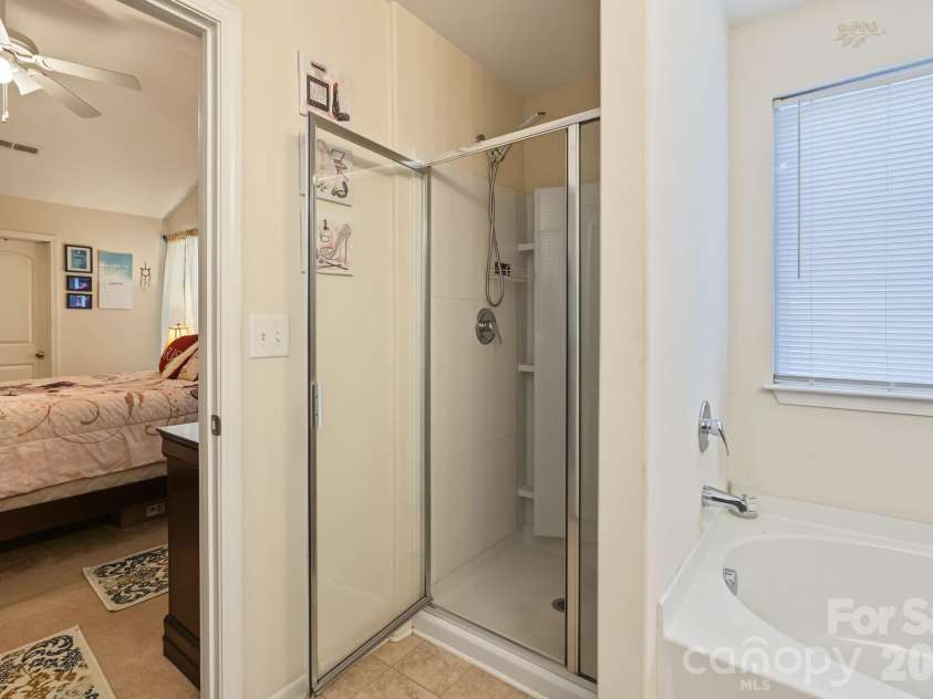 1319 Phil Oneil Drive, Charlotte, NC 28215.  MLS# CAR4427911, YatesRealty ID 54309. Orimary ensuite bath