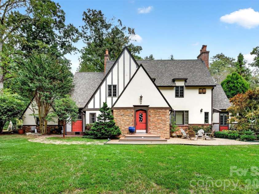 22 Manchester Drive, Asheville, NC 28805.  MLS# CAR4427929, YatesRealty ID 54312. 