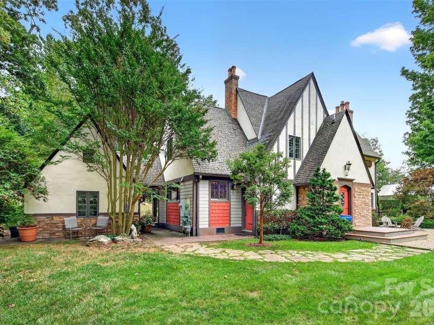 22 Manchester Drive, Asheville, NC 28805.  MLS# CAR4427929, YatesRealty ID 54312. 