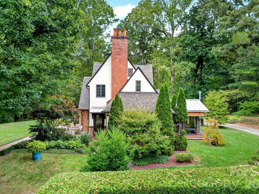 22 Manchester Drive, Asheville, NC 28805.  MLS# CAR4427929, YatesRealty ID 54312. 