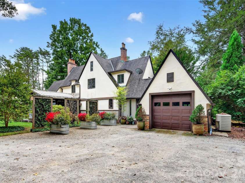 22 Manchester Drive, Asheville, NC 28805.  MLS# CAR4427929, YatesRealty ID 54312. 