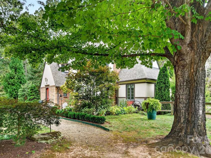 22 Manchester Drive, Asheville, NC 28805.  MLS# CAR4427929, YatesRealty ID 54312. 