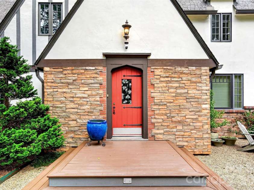 22 Manchester Drive, Asheville, NC 28805.  MLS# CAR4427929, YatesRealty ID 54312. 