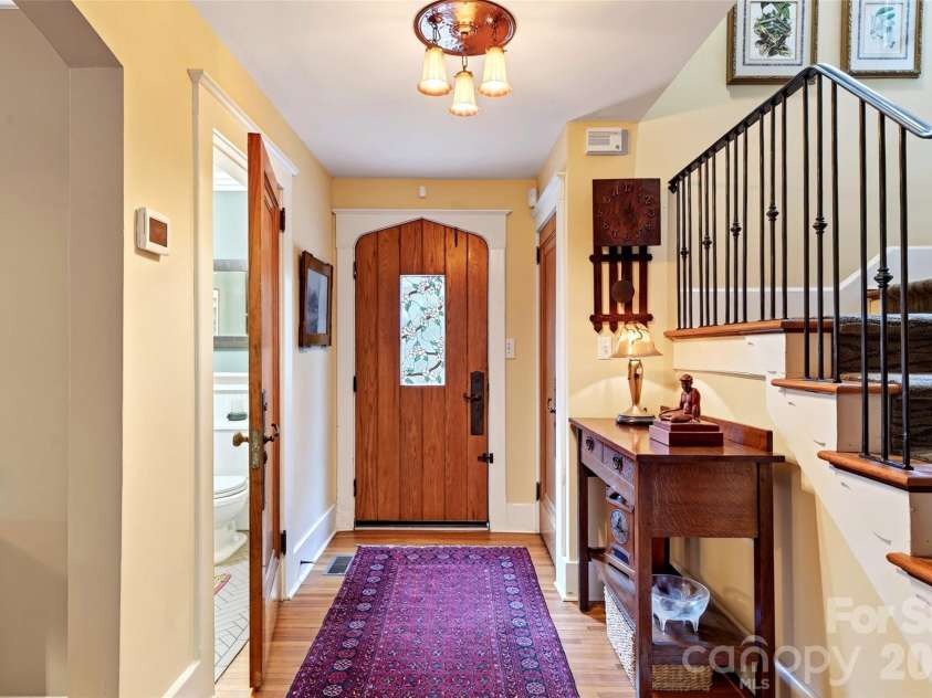 22 Manchester Drive, Asheville, NC 28805.  MLS# CAR4427929, YatesRealty ID 54312. 