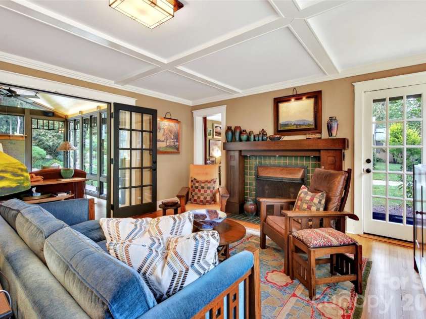 22 Manchester Drive, Asheville, NC 28805.  MLS# CAR4427929, YatesRealty ID 54312. 