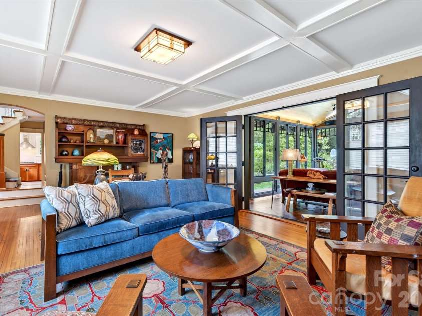 22 Manchester Drive, Asheville, NC 28805.  MLS# CAR4427929, YatesRealty ID 54312. 