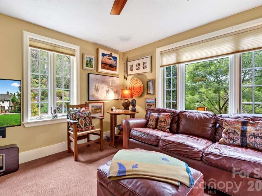 22 Manchester Drive, Asheville, NC 28805.  MLS# CAR4427929, YatesRealty ID 54312. 