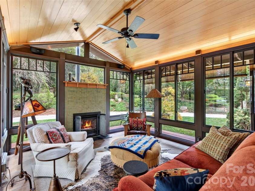 22 Manchester Drive, Asheville, NC 28805.  MLS# CAR4427929, YatesRealty ID 54312. 