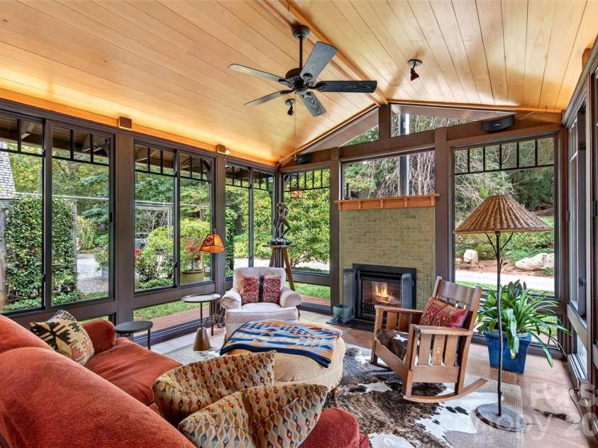 22 Manchester Drive, Asheville, NC 28805.  MLS# CAR4427929, YatesRealty ID 54312. 