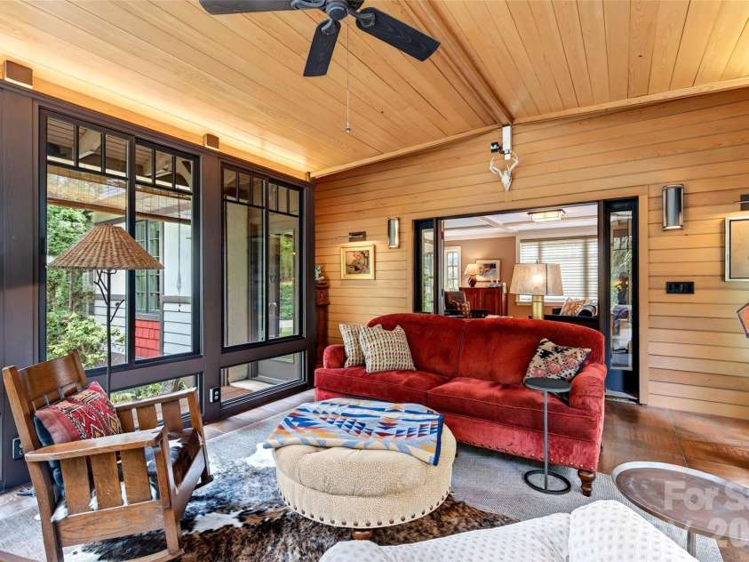 22 Manchester Drive, Asheville, NC 28805.  MLS# CAR4427929, YatesRealty ID 54312. 