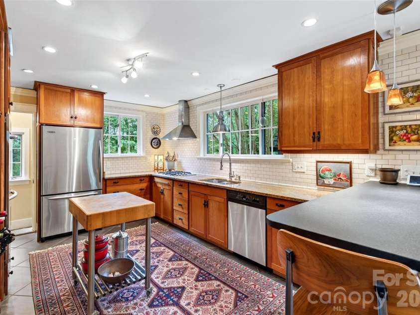 22 Manchester Drive, Asheville, NC 28805.  MLS# CAR4427929, YatesRealty ID 54312. 