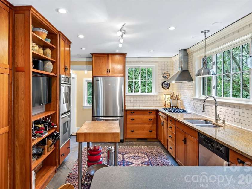 22 Manchester Drive, Asheville, NC 28805.  MLS# CAR4427929, YatesRealty ID 54312. 