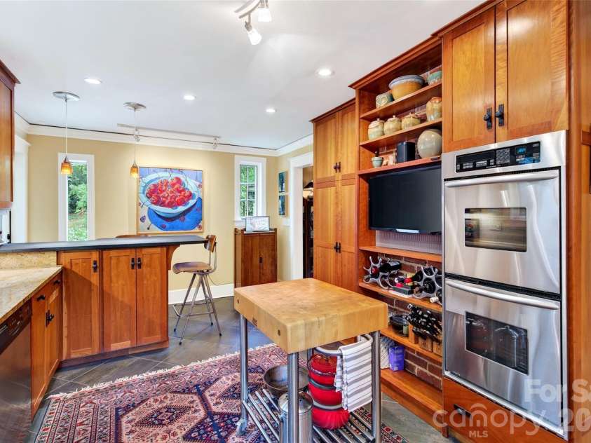 22 Manchester Drive, Asheville, NC 28805.  MLS# CAR4427929, YatesRealty ID 54312. 