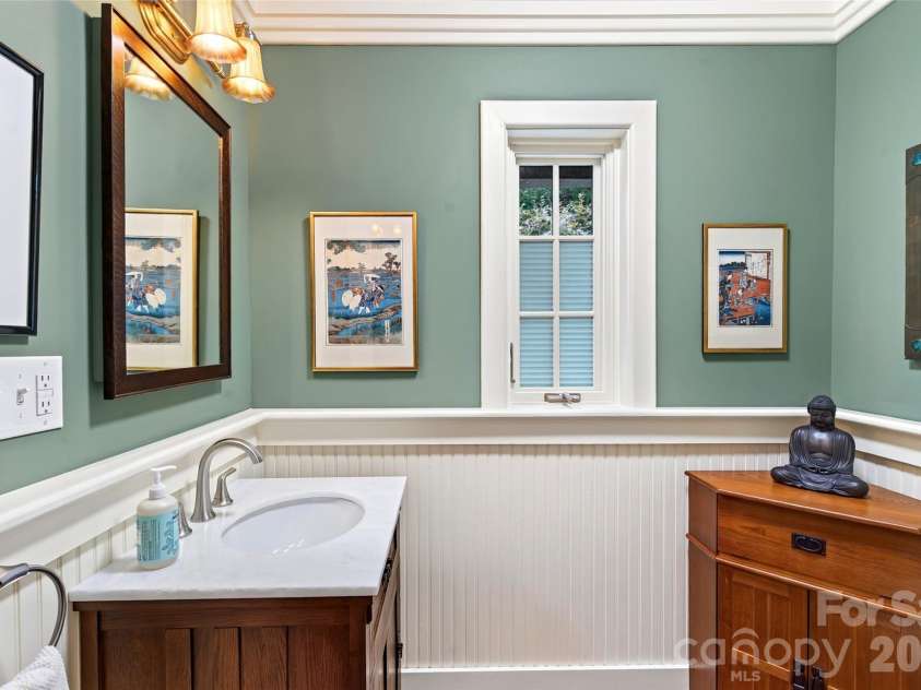 22 Manchester Drive, Asheville, NC 28805.  MLS# CAR4427929, YatesRealty ID 54312. 