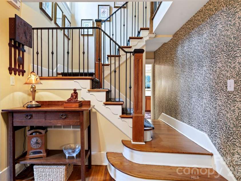 22 Manchester Drive, Asheville, NC 28805.  MLS# CAR4427929, YatesRealty ID 54312. 