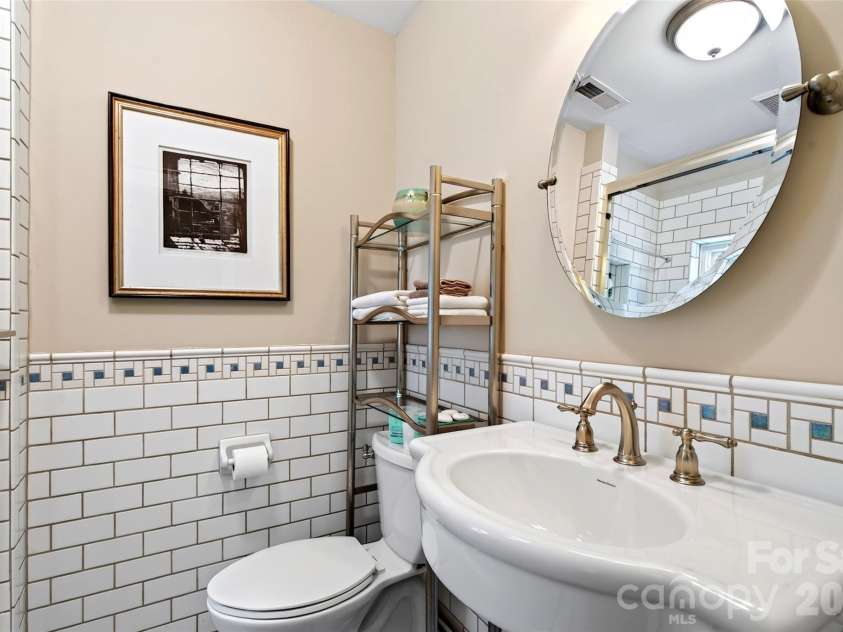22 Manchester Drive, Asheville, NC 28805.  MLS# CAR4427929, YatesRealty ID 54312. 