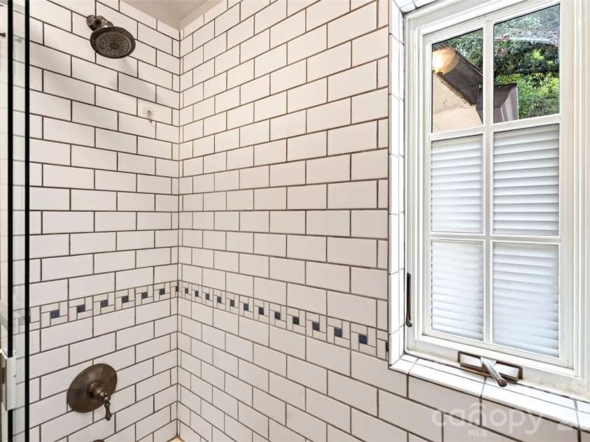 22 Manchester Drive, Asheville, NC 28805.  MLS# CAR4427929, YatesRealty ID 54312. 