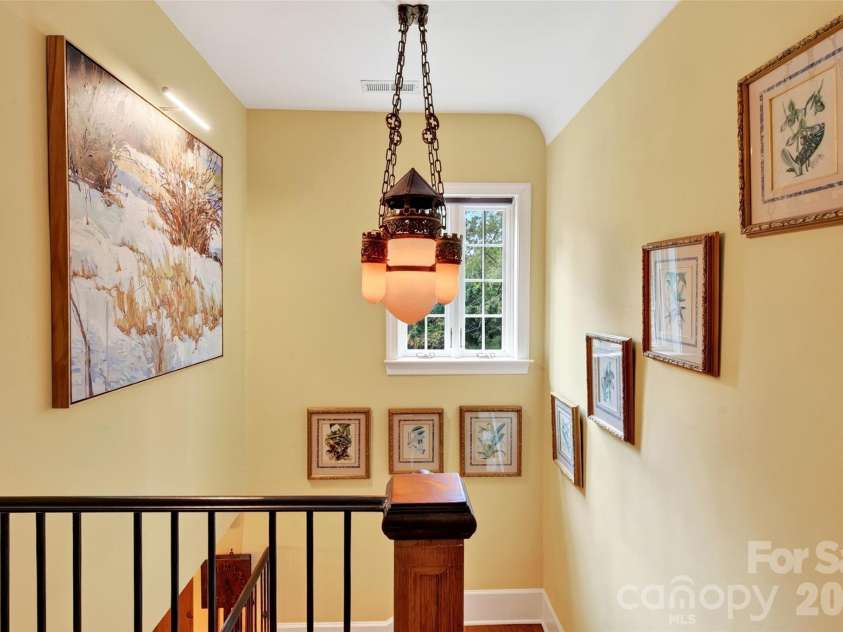22 Manchester Drive, Asheville, NC 28805.  MLS# CAR4427929, YatesRealty ID 54312. 