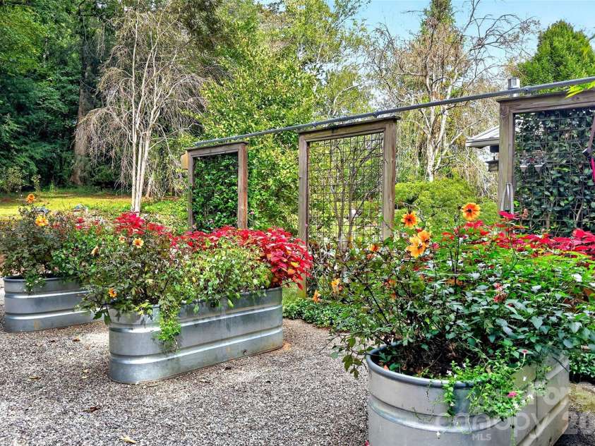 22 Manchester Drive, Asheville, NC 28805.  MLS# CAR4427929, YatesRealty ID 54312. 