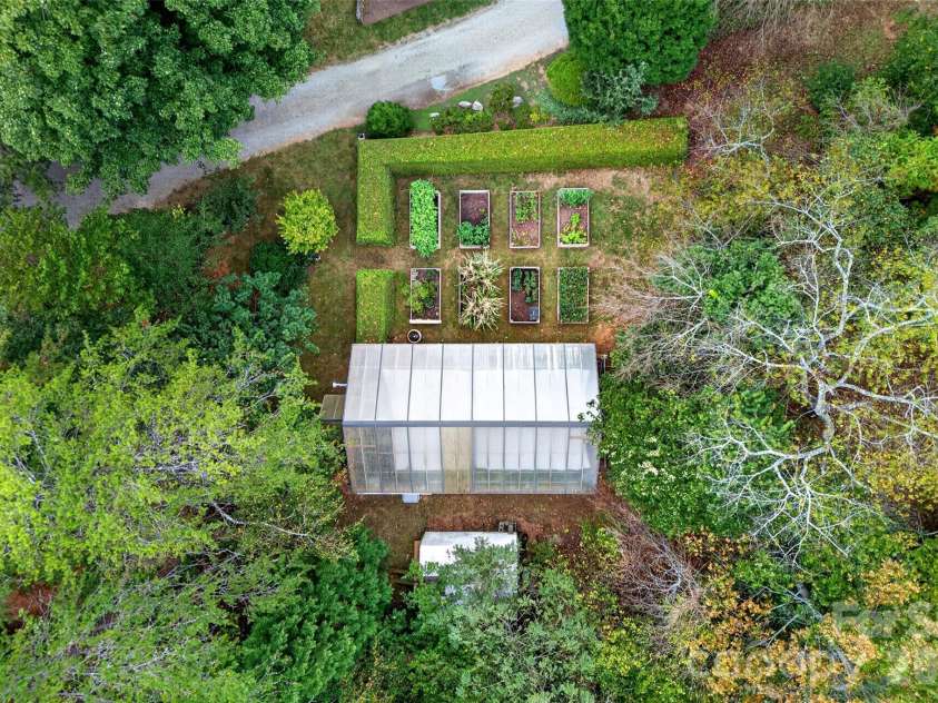 22 Manchester Drive, Asheville, NC 28805.  MLS# CAR4427929, YatesRealty ID 54312. 