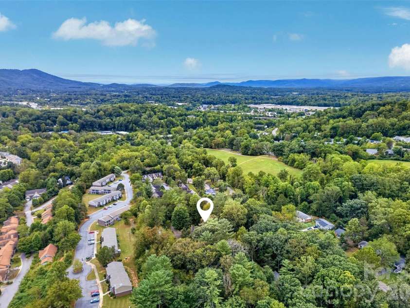 22 Manchester Drive, Asheville, NC 28805.  MLS# CAR4427929, YatesRealty ID 54312. 